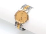 une montre en or posée sur une serviette blanche