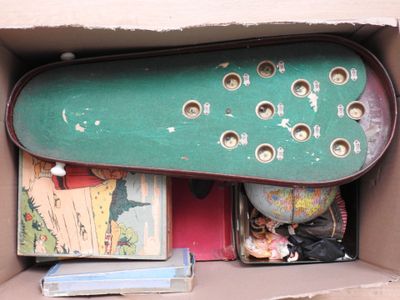 une boîte en carton contenant un skateboard
