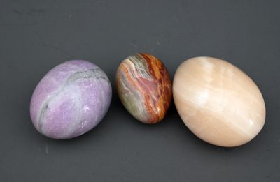 Trois oeufs en pierre dure sculptée, Longueurs : 7,5; 5,5 et…