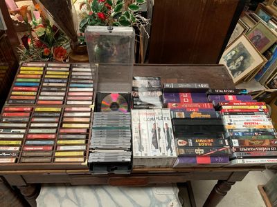 Lot de cassettes, DVD et divers - Photo 1