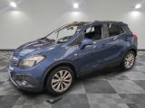 Le SUV Buick bleu est garé sur un sol en carrelage à damier.