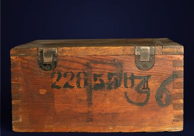 une boîte en bois sur laquelle figure une inscription sur fond bleu