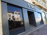 le reflet d'un immeuble dans la vitrine d'un restaurant de tacos
