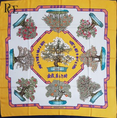 une image représentant un foulard carré orné d'un bonsaï