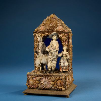 figurine en ivoire sculpté représentant un groupe de personnes et un chien