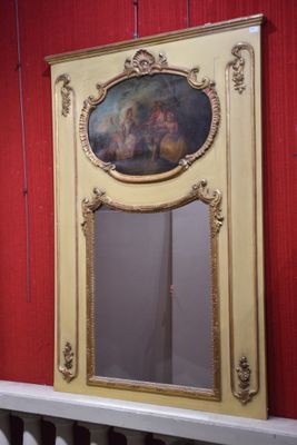 Trumeau en bois laqué crème à décor d'un miroir sommé d'une …