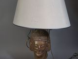 une lampe posée sur une table à côté d'une lampe