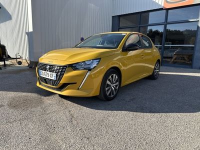 une voiture jaune garée devant un immeuble, sur un parking