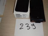 deux téléphones portables posés sur une table, avec une étiquette de prix