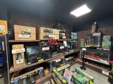 On trouve de nombreux types d'aquariums dans ce magasin