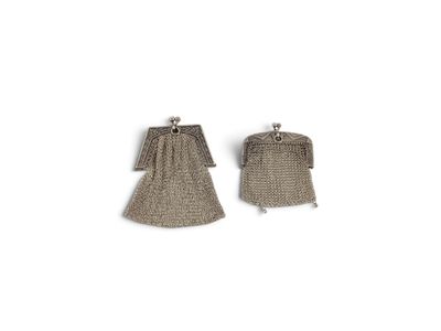 Les boucles d'oreilles sont composées de tissu tissé et de métal.