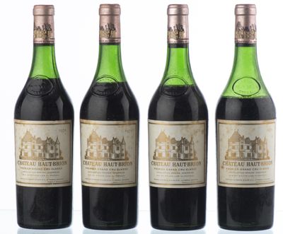 trois bouteilles de vin sont alignées sur une table