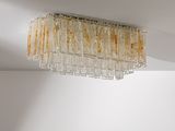 un lustre suspendu au plafond d'une pièce