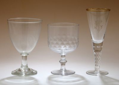 trois verres à vin posés l'un à côté de l'autre sur une table