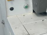 une machine posée sur une table