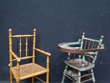 deux chaises et une table dans le coin d'une pièce