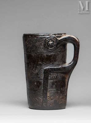 une paire de vases noirs et blancs ornés de motifs
