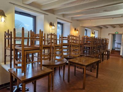 Quarante-six chaises paillées et bois dont trois sans assise…