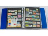 un classeur bleu orné de timbres
