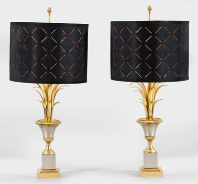 une paire de lampes en laiton et noires, avec des abat-jours noirs