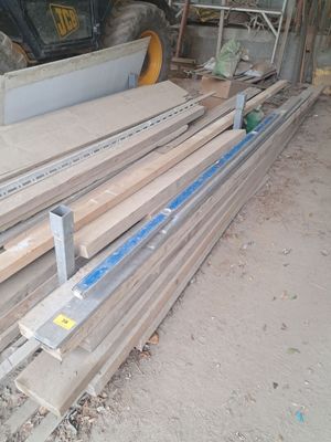 plusieurs pièces de bois sont empilées dans un garage