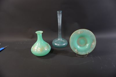 trois vases posés l'un à côté de l'autre sur une table