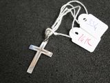 une croix en argent à laquelle est attachée une étiquette de prix