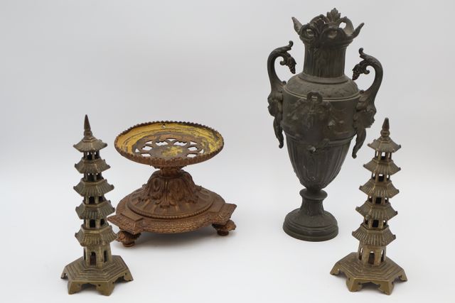 Lot comprenant support de vase en bronze doré, vase en régule pat...