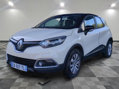la voiture blanche est garée sur un carrelage à carreaux