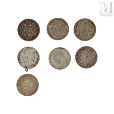 une image représentant une collection de pièces anciennes sur fond blanc