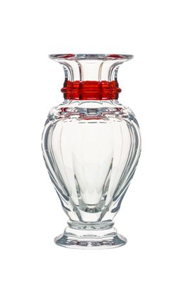 un vase en verre avec un couvercle rouge sur fond blanc