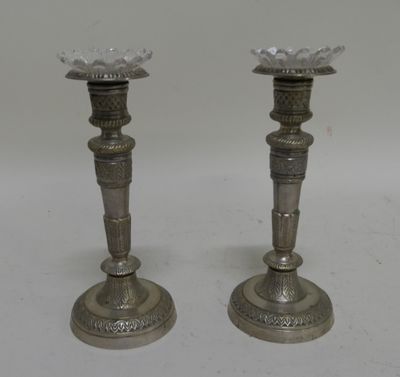 paire de chandeliers en argent sur fond blanc