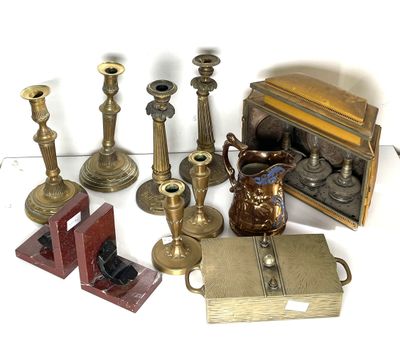 de nombreux types de bougies en laiton sur la table