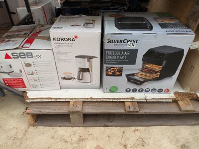 deux boîtes de café et une cafetière sur une palette