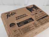 la boîte est vide et prête à être ouverte sur la table