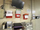 une télévision fixée au mur dans le garage