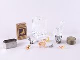 une petite collection d'animaux miniatures et une boîte de pièces de monnaie