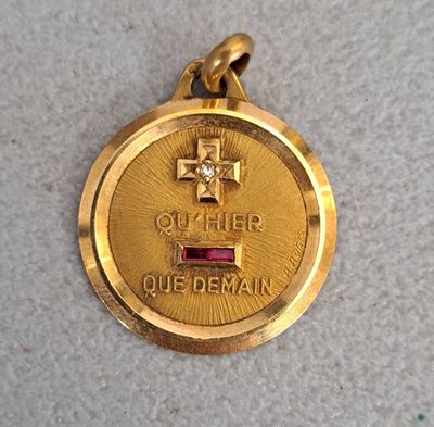 l'image d'une médaille d'or ornée d'une croix