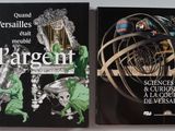 Les deux livres sont posés sur une table, à côté d'un vase et d'autres objets