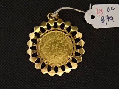 une pièce d'or sur fond noir, accompagnée d'une étiquette de prix