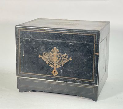 une petite boîte noire ornée d'un motif doré