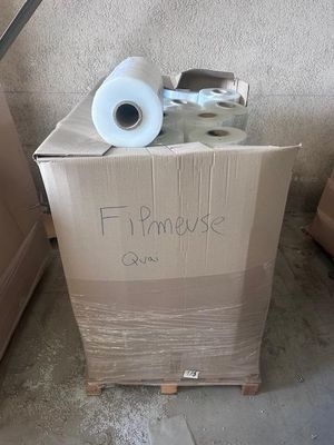 deux rouleaux de papier toilette posés sur une boîte en carton