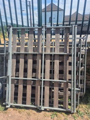un tas de palettes en bois dans un espace clôturé