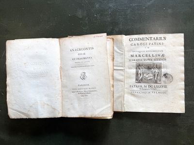 un vieux livre ouvert, posé sur une table dont le plateau est noir