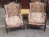 two chairs that are sitting next to each other