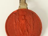 un gros plan d'un objet rouge sur une surface blanche