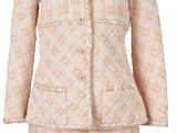 un tailleur-pantalon en tweed rose sur un mannequin, un mannequin, un mannequin, un mannequin, un mannequin, un mannequin, un mannequin, un mannequin