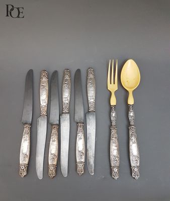 cinq fourchettes, une cuillère et un couteau sur une table