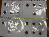 Plusieurs pièces de 25 centimes sont posées sur un morceau de papier, sur une table