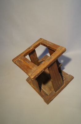 Siège de bébé En résineux. Structure ajourée de forme pyrami…